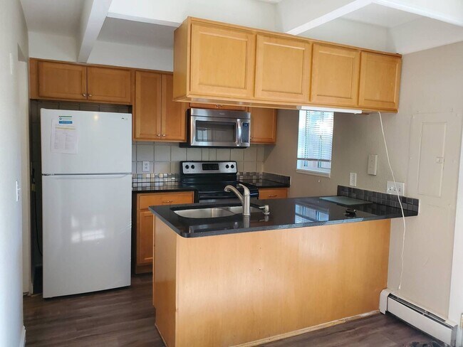 Building Photo - Sunny, newly remodeled 3 bed + office/2.5 bath in Applewood townhomes close to NOBO!