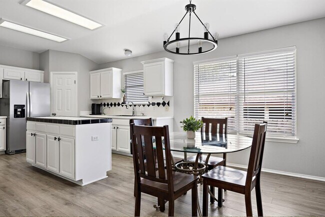 Building Photo - 1202 Highland Dr