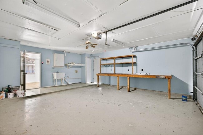 Building Photo - 10004 Woodhaven Dr