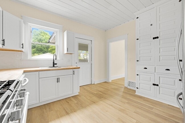 Building Photo - 3 bedroom house in Kendallville! CHRISTMAS...