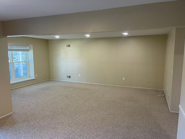 Building Photo - 30975 Pointe of Woods Dr