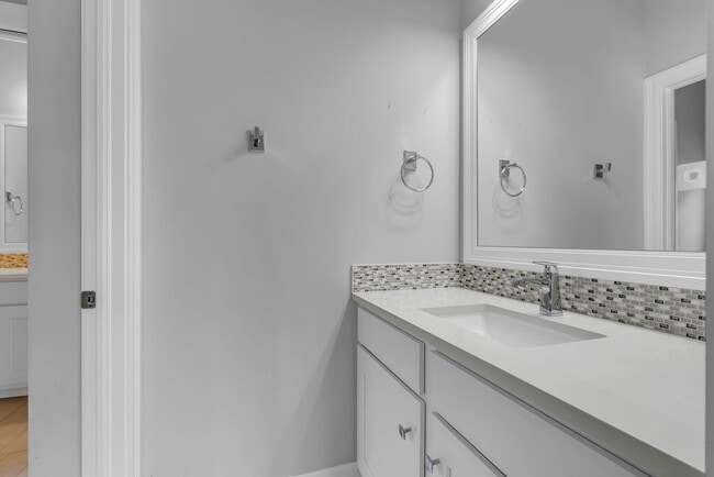 Building Photo - Luxury Home - Month-to-Month or 6-month Le...
