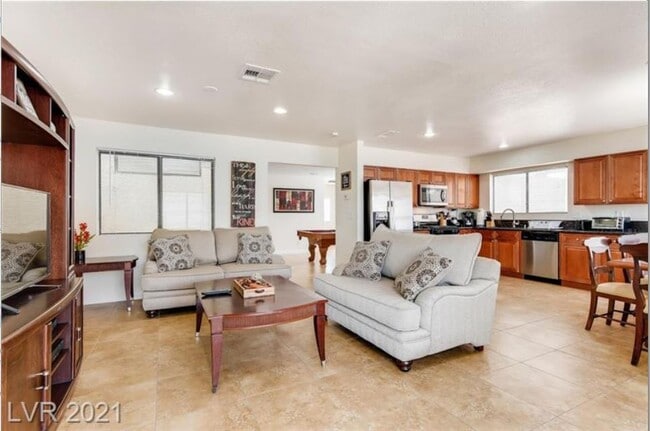 Building Photo - 8129 Spur Ct