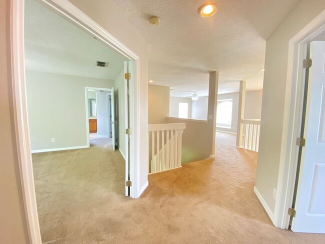 Building Photo - Spacious 4/3 Single Family Home!!