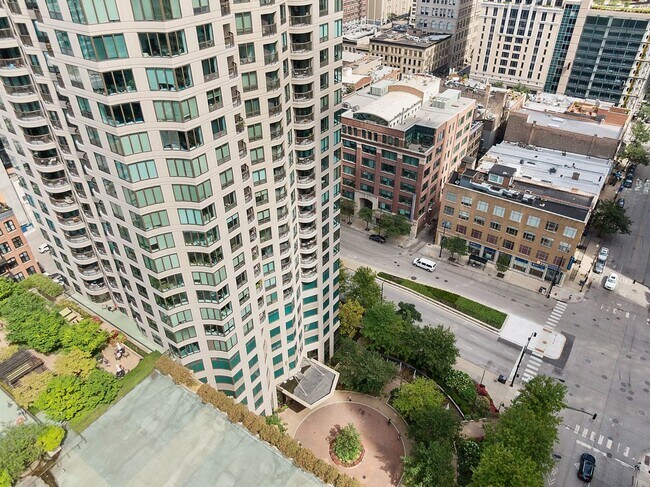 Building Photo - 400 N La Salle Dr