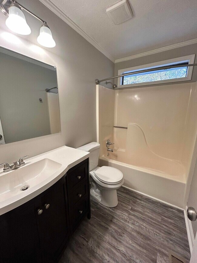 Building Photo - Stunning 3 bed / 2 bath home | Available now!