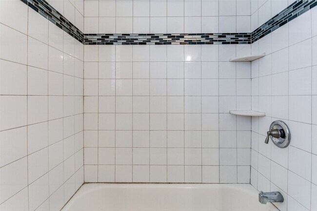 Building Photo - 215 Meadowbrook Ln