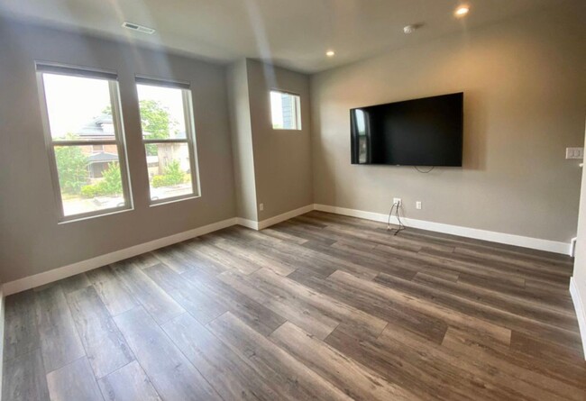 Building Photo - Sleek 3 Bedroom Townhome - Lincoln Park