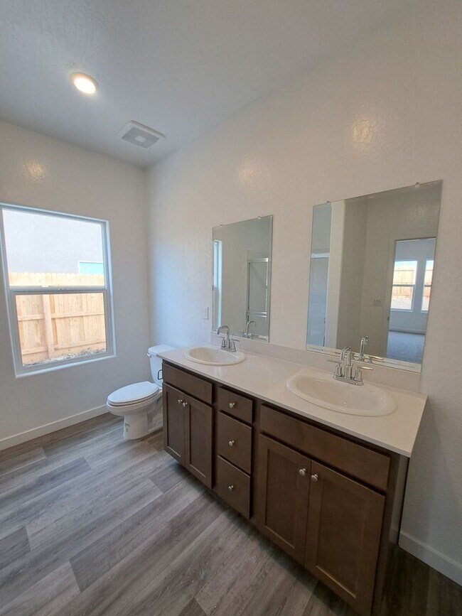 Building Photo - Beautifully Built Home! 3 bed, 2 bath