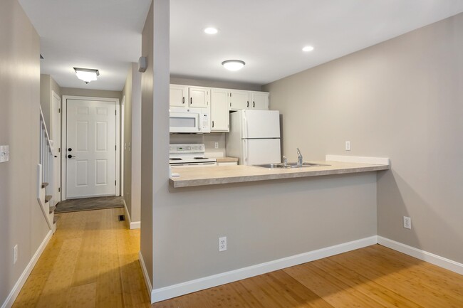 Building Photo - 20 Glengarry Dr