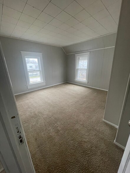 Bedroom - 9 Oak St