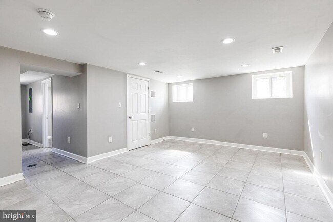 Building Photo - Welcome to this beautifully renovated 4bd 2bth end-of-group townhome in Baltimore!