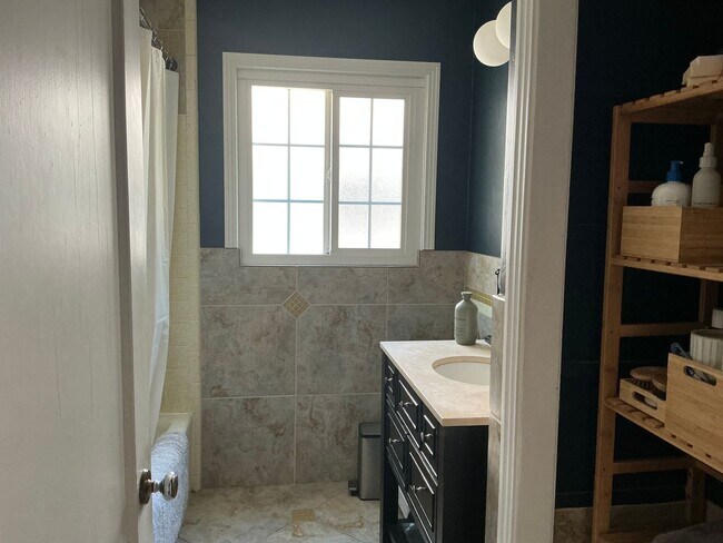 Building Photo - Charming 2 Bedroom Home with Studio/Office...