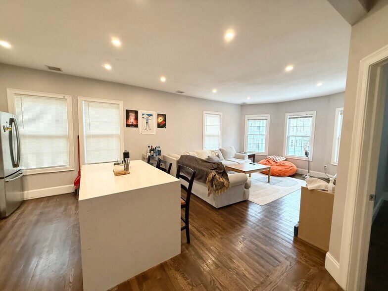 Building Photo - 91 Hillside St