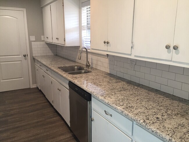 Building Photo - 407 N Carl St