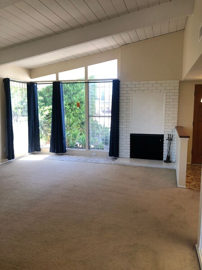 Building Photo - Spacious Single Story 4 bed 2 bath home in Serra Mesa w/2 car garage