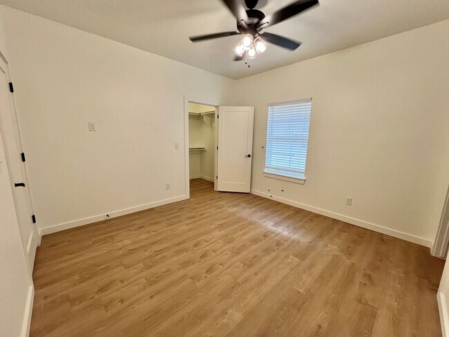 Building Photo - 216 E Hurd St