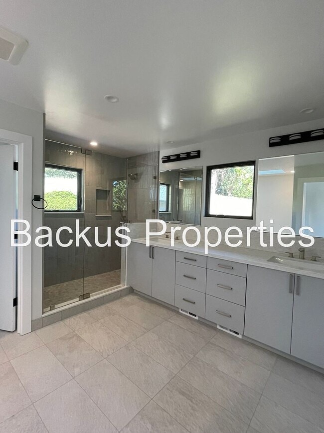 Building Photo - Wonderful three bedroom home with great views