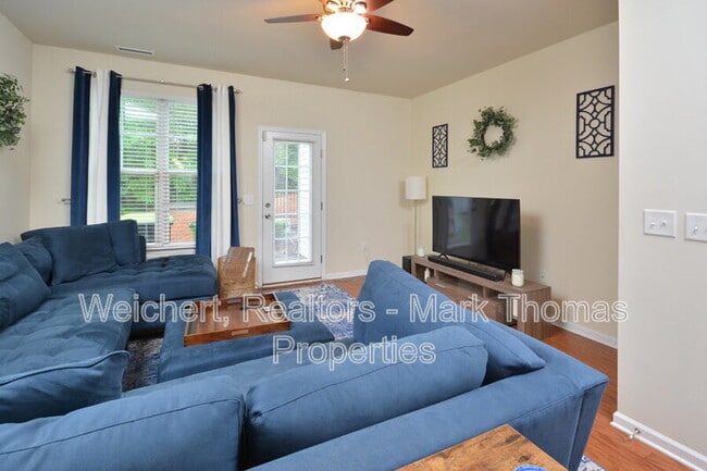 Building Photo - 100 Stratford Lakes Dr