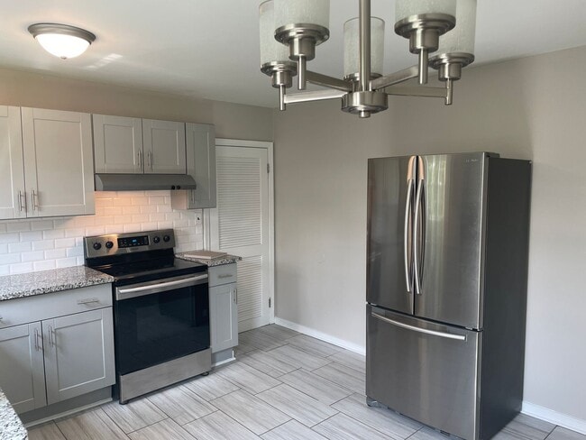 Building Photo - NOW AVAILABLE -  3 Bedroom, 1 Bath Home Ne...