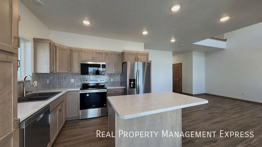 Building Photo - Modern 3 Bed 2.5 Bath Townhome Located in ...