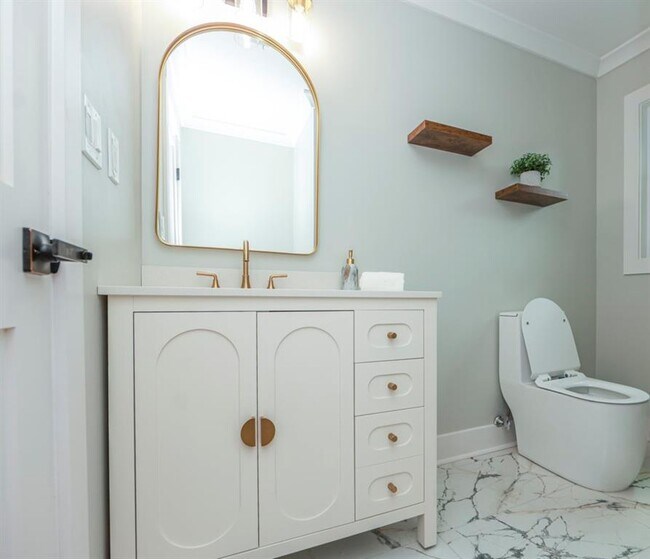 Building Photo - 2908 N Hills Dr NE