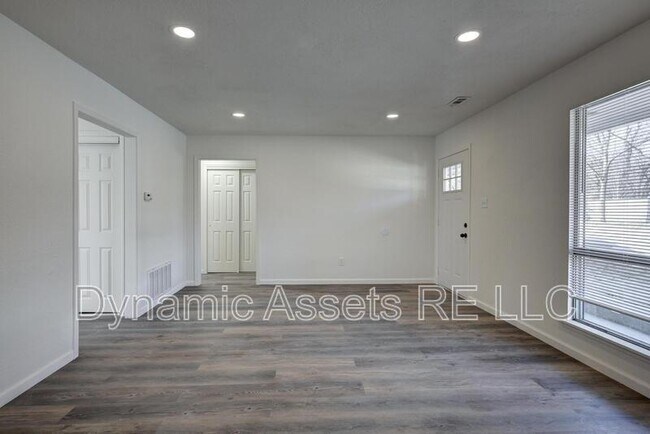 Building Photo - 1902 JFK