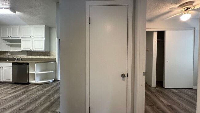 Building Photo - Spacious 3 Bed, 2 Bath Just Minutes from the Beach