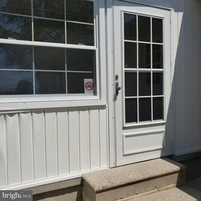 Building Photo - 2024 Beverly Dr