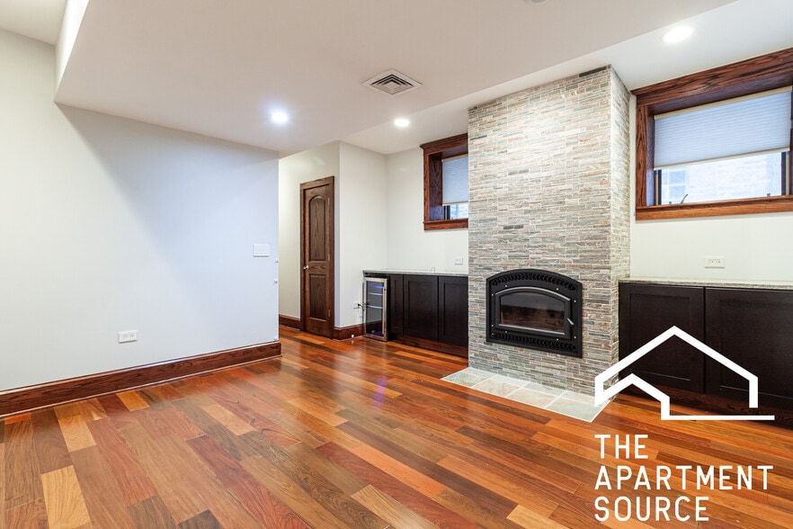 Building Photo - 1019 W Oakdale Ave