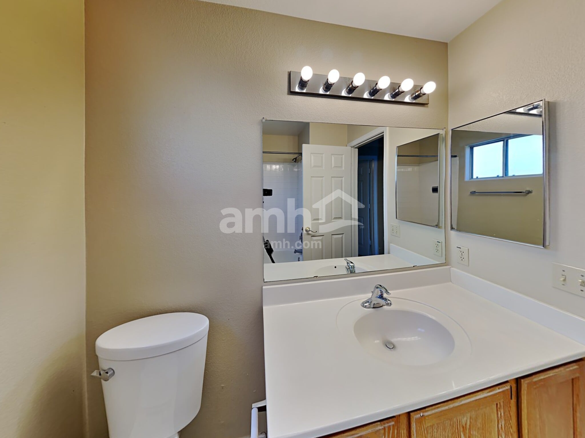 Building Photo - 4038 E Encinas Ave