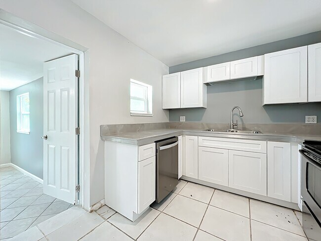 Building Photo - 1424 Pineda St