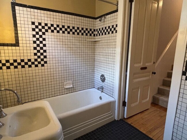 Building Photo - 462 Holly Ave