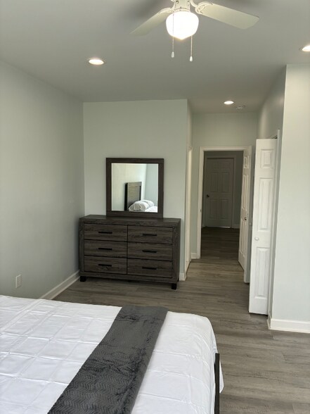 Building Photo - 820 N Lakewood Ave