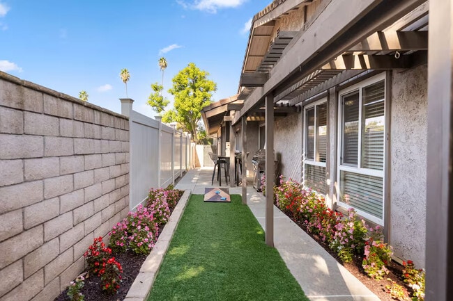 Building Photo - 2718 Nectarine Ave