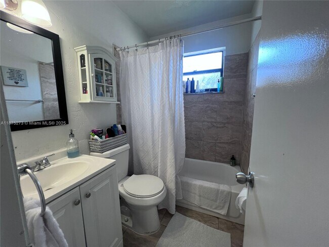 Building Photo - 1734 N 16th Ct
