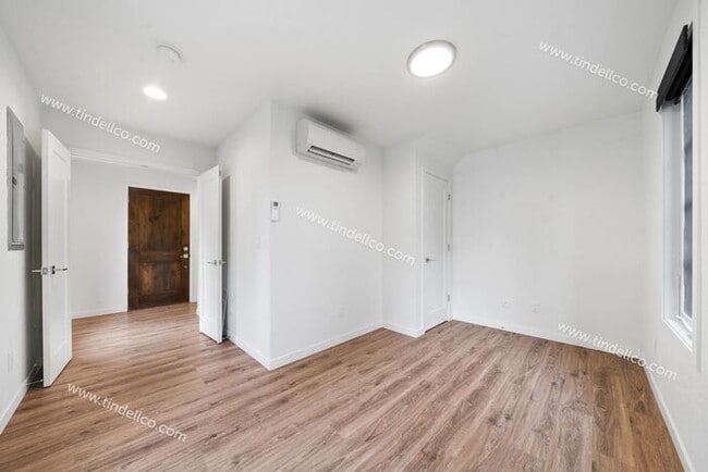 Building Photo - Modern Three-Story Townhouse in Hosford-Abernethy - W/S/G Included & Pet Friendly!