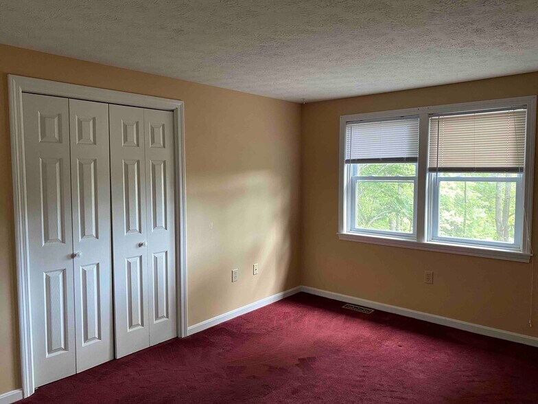 Second bedroom, back windows. large closet - 30 Charter St