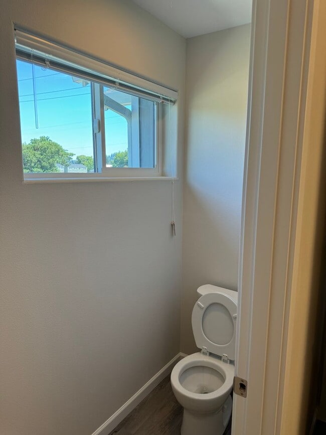 Building Photo - New 4 Bed / 2.5 Bath Duplex! $500 Amazon G...