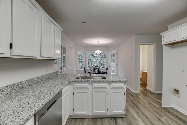 Building Photo - 6655 Lake Run Dr