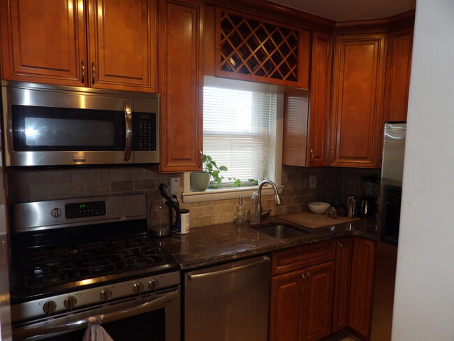 Granite Counters! - 2 Westervelt Pl