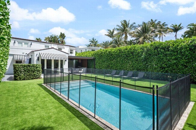 Building Photo - 634 W 47th St