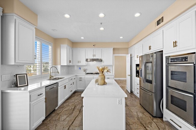 Building Photo - Stunning 4-Bedroom Home with Ocean and Catalina Island Views