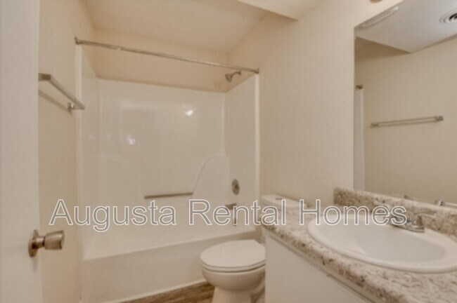 Building Photo - 2573 1/2 Tobacco Road - D