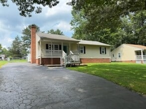 Building Photo - 3 Bedroom 2 Bath Rancher in Mechanicsville!