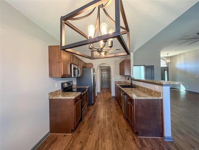 Building Photo - 583 Sunset Dr