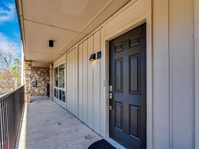 Building Photo - 500 E Riverside Dr