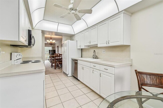 Building Photo - 2700 Cove Cay Dr