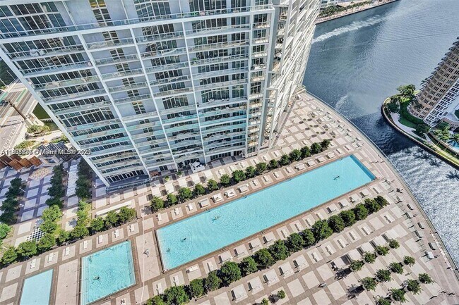 Building Photo - 495 Brickell Ave