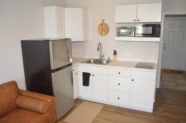 kitchenette - 618 Hudson Bay Dr